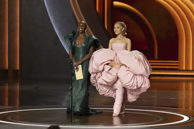 Moments les plus mignons de Cynthia Erivo et Ariana Grande – Chronologie de leur amitié 8 Cynthia et Ariana remettent un prix aux Oscars 2024