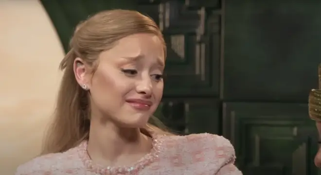 Moments les plus mignons de Cynthia Erivo et Ariana Grande – Chronologie de leur amitié 11 Ariana commence à pleurer dans une interview avec Jake's Takes