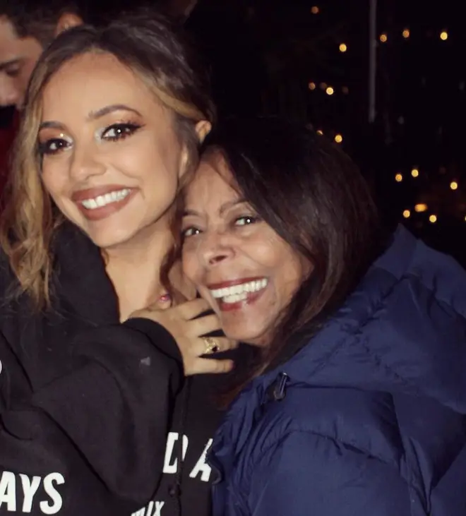 Jade explique les paroles et la signification de "Unconditional" écrites pour sa mère 4 La chanson de Jade « Unconditional » a été écrite à propos de sa mère.
