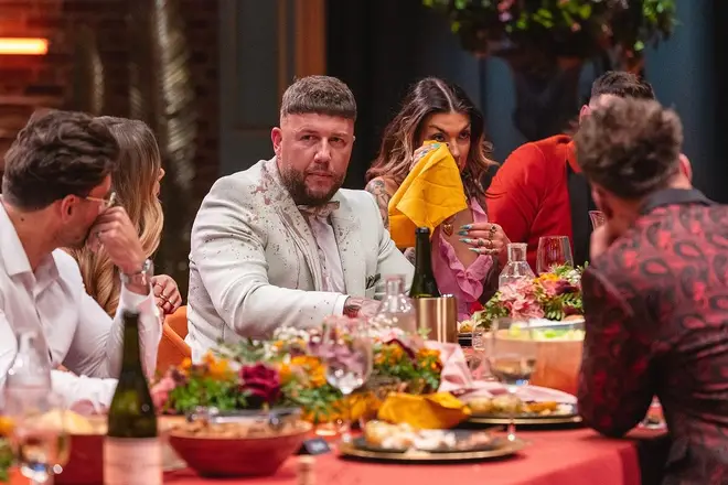 Polly de MAFS UK a refusé d'affronter Adam pour une deuxième réunion 5 Polly a jeté un verre de vin sur Adamd lors de la première réunion