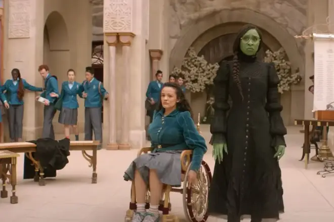 Qui est la méchante sorcière de l’Est dans Wicked ? Voici ce qui se passe dans la comédie musicale 6 Nessarose, la sœur d'Elphaba, est surnommée la « méchante sorcière de l'Est » par les Munchkins.