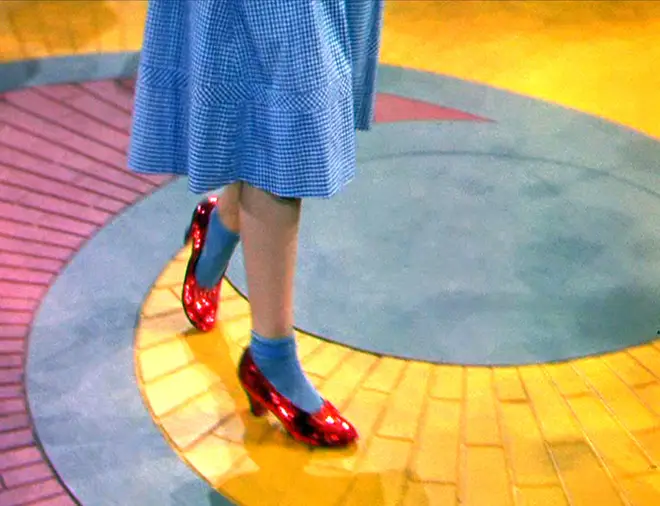 Pourquoi Wicked n'était pas autorisé à utiliser les pantoufles rouges du Magicien d'Oz 6 Judy Garland portait des pantoufles Ruby dans le film Le Magicien d'Oz