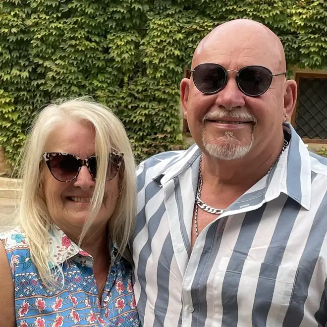 Qui est Alan Jones, le père de Danny Jones ? La star de McFly parle de son père éloigné 6 Alan et sa femme Sharon vivent à Benidorm, en Espagne