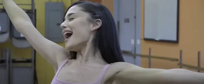 Ariana Grande a auditionné trois fois pour Glinda, s'immergeant pleinement dans le rôle pour convaincre Jon M. Chu qu'elle était le choix parfait