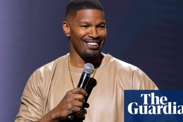 <br />
<br />
<h1>Jamie Foxx révèle avoir souffert d'un accident vasculaire cérébral</h1><br />
<br />
<p>L'acteur et chanteur Jamie Foxx a récemment fait une déclaration choquante concernant sa santé, révélant qu'il ne se souvient plus de 20 jours de sa vie en raison d'un accident vasculaire cérébral. Selon ses dires, cela a été causé par une hémorragie cérébrale.</p><br />
<br />
<h2>Points importants :</h2><br />
<ul><br /> <li>Jamie Foxx a souffert d'un accident vasculaire cérébral</li><br /> <li>Il ne se souvient plus de 20 jours de sa vie</li><br /> <li>L'acteur révèle avoir eu une hémorragie cérébrale</li><br />
</ul><br />
<br /> - 2
