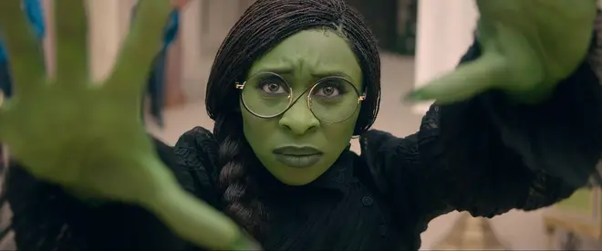 Elphaba est-elle trans ou intersexuée ? L’auteur méchant Gregory Maguire aborde les théories 6 L'identité de genre d'Elphaba reste ambiguë dans le livre Wicked