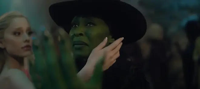 Cynthia Erivo et Ariana Grande de Wicked ont «improvisé» la salle de bal Ozdust déchirante... 4 La larme d'Elphaba dans la scène d'Ozdust Ballroom n'était pas scénarisée