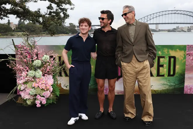 Bowen Yang de Wicked révèle que la scène torse nu de Jonathan Bailey Fiyero a été coupée 4 Ethan Slater, Jeff Goldblum et Jonathan Bailey posent pour un photocall pour la première australienne de
