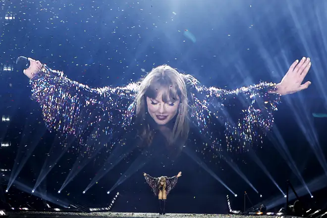 Taylor Swift offre 197 millions de dollars de bonus au personnel d'Eras Tour 4 Eras Tour de Taylor Swift a rapporté plus de 2 milliards de dollars