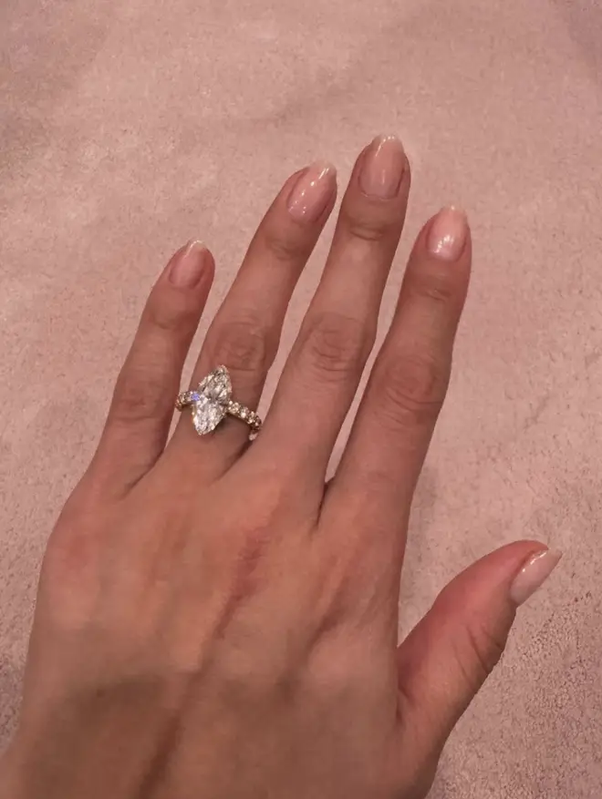 Selena Gomez annonce ses fiançailles avec Benny Blanco avec une magnifique bague 4 Selena a légendé la photo :