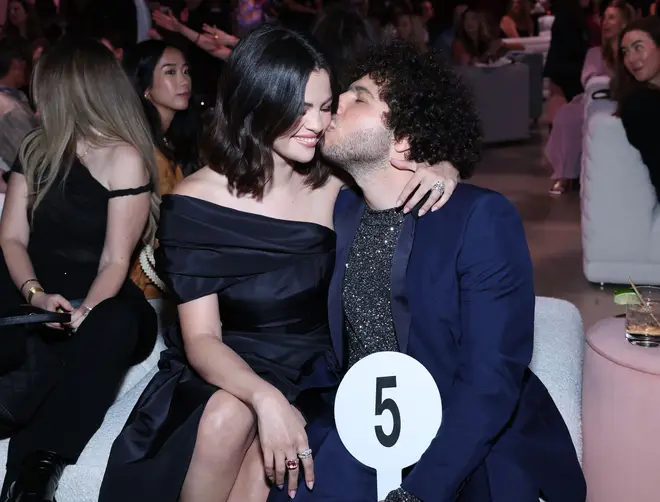 Selena Gomez annonce ses fiançailles avec Benny Blanco avec une magnifique bague 5 Selena Gomez et Benny Blanco se sont fiancés après 18 mois de relation