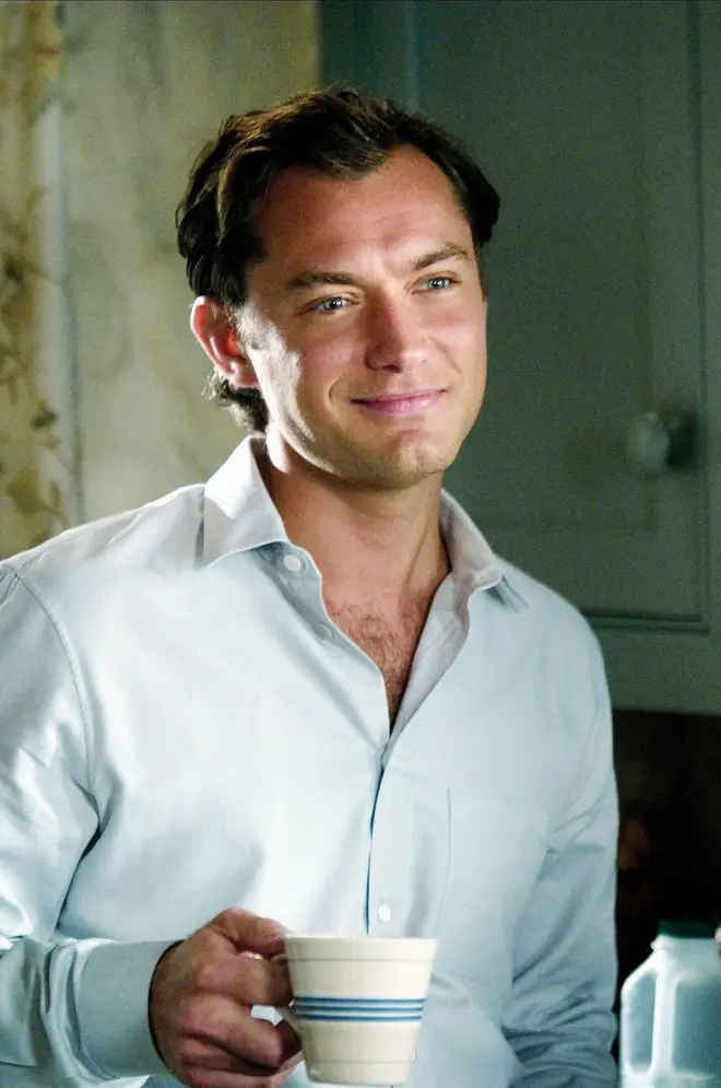 Quel âge ont les acteurs de The Holiday ? De Kate Winslet à Jude Law 6 Jude Law dans le rôle de Graham dans The Holiday