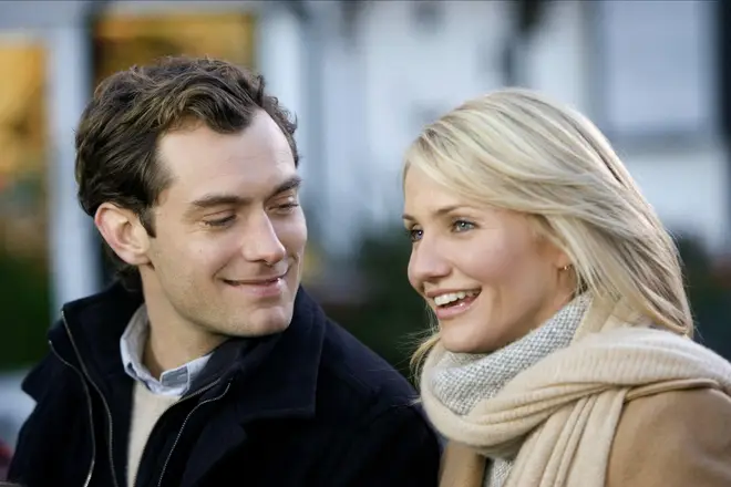 Quel âge ont les acteurs de The Holiday ? De Kate Winslet à Jude Law 5 Jude Law et Cameron Diaz dans The Holiday dans le rôle de Graham et Amanda