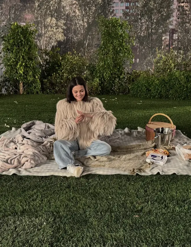 Hailey Bieber félicite subtilement les fiançailles de Selena Gomez avec Benny Blanco 5 Selena a légendé la photo :