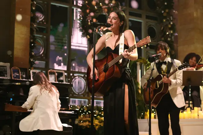 Gracie Abrams et Paul Mescal sont-ils toujours ensemble ? Leur chronologie de rencontres expliquée 5 Gracie Abrams se produit sur Saturday Night Live