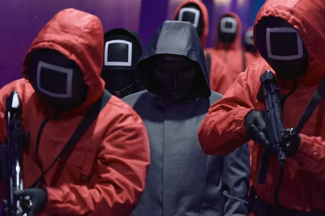 Que signifient les symboles sur le Squid Game les masques, ça veut dire ? Les formes expliquées 6 Squid GameLes symboles des masques signifient une hiérarchie : les travailleurs de Square ont un contact direct avec le Front Man.