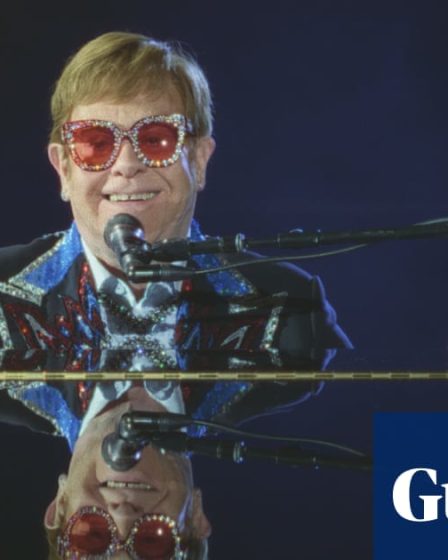 Critique du film Elton John: Jamais trop tard - une histoire de vie officielle pleine de joie 49 Critique du film Elton John: Jamais trop tard - une histoire de vie officielle pleine de joie - 48