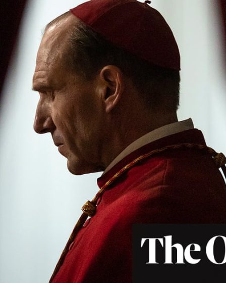 Critique du film Conclave avec Ralph Fiennes | Un thriller captivant mettant en scène un conflit papal | Films dramatiques 47 Critique du film Conclave avec Ralph Fiennes | Un thriller captivant mettant en scène un conflit papal | Films dramatiques - 46