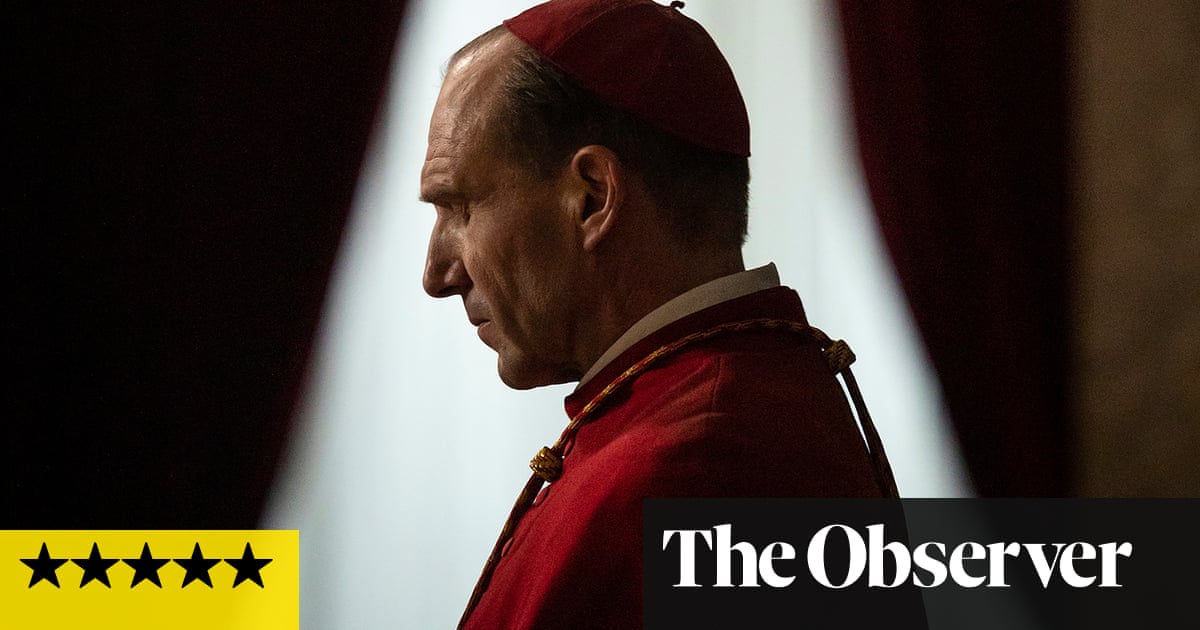 Critique du film Conclave avec Ralph Fiennes | Un thriller captivant mettant en scène un conflit papal | Films dramatiques 2 Critique du film Conclave avec Ralph Fiennes | Un thriller captivant mettant en scène un conflit papal | Films dramatiques - 1