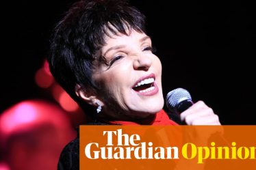 <br />
<br />
<h1>Un acteur unique pour incarner Liza Minnelli: un danseur défie les obstacles physiques</h1><br />
<br />
<p>Un danseur talentueux, malgré des hanches remplacées et une scoliose, a été choisi pour interpréter le rôle de Liza Minnelli dans un nouveau film. Découvrez son incroyable histoire et sa détermination à poursuivre sa passion malgré les défis physiques.</p><br />
<br />
<h2>Points importants de l'article:</h2><br />
<ul><br /> <li>Un danseur avec des hanches remplacées et une scoliose joue le rôle de Liza Minnelli</li><br /> <li>Son histoire de détermination et de passion pour la danse</li><br /> <li>Les défis physiques qu'il a surmontés pour poursuivre sa carrière artistique</li><br />
</ul><br />
<br /> - 6