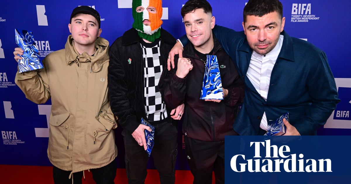 Kneecap : Le groupe de rap comique irlandais remporte les prix du cinéma indépendant britannique 2 Kneecap : Le groupe de rap comique irlandais remporte les prix du cinéma indépendant britannique - 1
