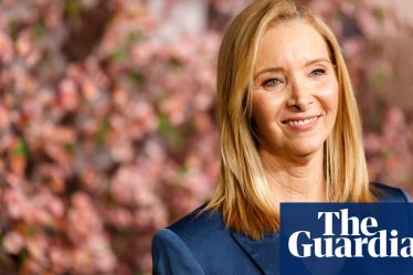 <br />
<br />
<h1>Lisa Kudrow soutient le film de Tom Hanks comme une référence pour l'IA</h1><br />
<br />
<p>L'actrice Lisa Kudrow a récemment exprimé son soutien au nouveau film de Tom Hanks, le qualifiant de "référence pour l'intelligence artificielle".</p><br />
<br />
<h2>Points Importants:</h2><br />
<ul><br /> <li>Lisa Kudrow soutient le dernier film de Tom Hanks</li><br /> <li>Le film est considéré comme une référence pour l'intelligence artificielle</li><br />
</ul><br />
<br /> - 4