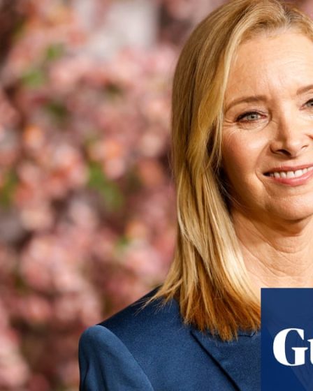<br />
<br />
<h1>Lisa Kudrow soutient le film de Tom Hanks comme une référence pour l'IA</h1><br />
<br />
<p>L'actrice Lisa Kudrow a récemment exprimé son soutien au nouveau film de Tom Hanks, le qualifiant de "référence pour l'intelligence artificielle".</p><br />
<br />
<h2>Points Importants:</h2><br />
<ul><br /> <li>Lisa Kudrow soutient le dernier film de Tom Hanks</li><br /> <li>Le film est considéré comme une référence pour l'intelligence artificielle</li><br />
</ul><br />
<br /> 47 <br />
<br />
<h1>Lisa Kudrow soutient le film de Tom Hanks comme une référence pour l'IA</h1><br />
<br />
<p>L'actrice Lisa Kudrow a récemment exprimé son soutien au nouveau film de Tom Hanks, le qualifiant de "référence pour l'intelligence artificielle".</p><br />
<br />
<h2>Points Importants:</h2><br />
<ul><br /> <li>Lisa Kudrow soutient le dernier film de Tom Hanks</li><br /> <li>Le film est considéré comme une référence pour l'intelligence artificielle</li><br />
</ul><br />
<br /> - 46