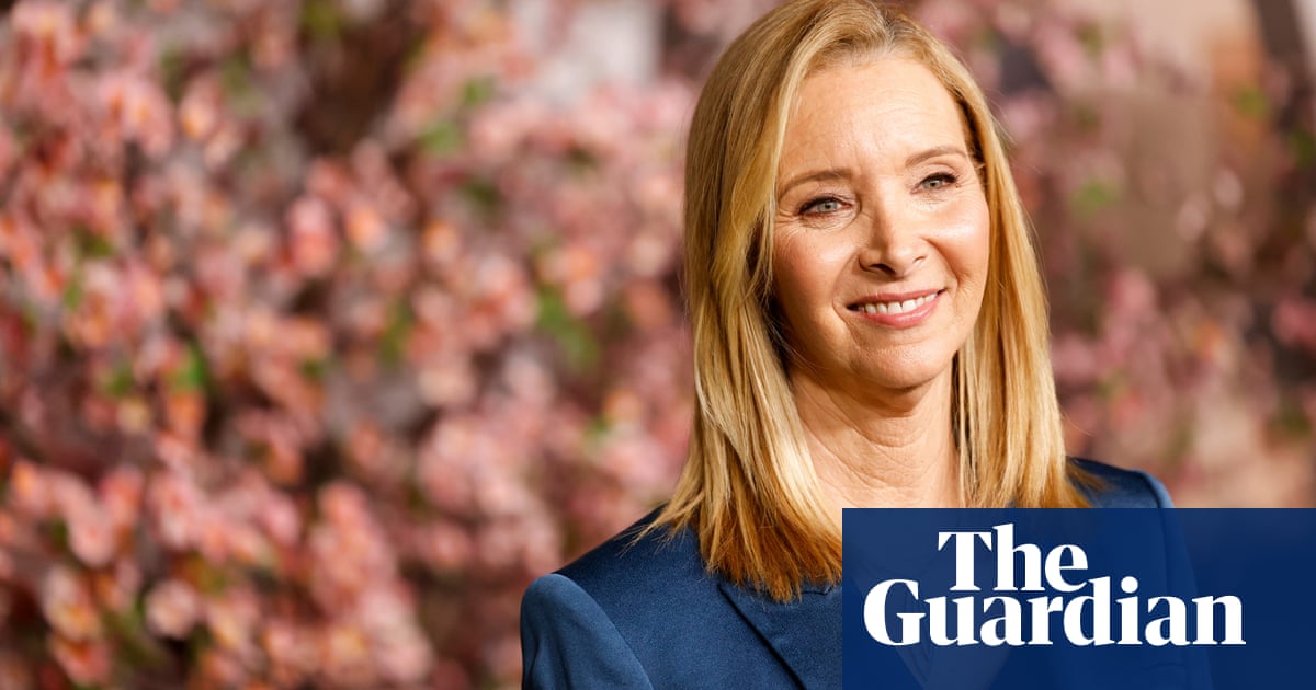 <br />
<br />
<h1>Lisa Kudrow soutient le film de Tom Hanks comme une référence pour l'IA</h1><br />
<br />
<p>L'actrice Lisa Kudrow a récemment exprimé son soutien au nouveau film de Tom Hanks, le qualifiant de "référence pour l'intelligence artificielle".</p><br />
<br />
<h2>Points Importants:</h2><br />
<ul><br /> <li>Lisa Kudrow soutient le dernier film de Tom Hanks</li><br /> <li>Le film est considéré comme une référence pour l'intelligence artificielle</li><br />
</ul><br />
<br /> 2 <br />
<br />
<h1>Lisa Kudrow soutient le film de Tom Hanks comme une référence pour l'IA</h1><br />
<br />
<p>L'actrice Lisa Kudrow a récemment exprimé son soutien au nouveau film de Tom Hanks, le qualifiant de "référence pour l'intelligence artificielle".</p><br />
<br />
<h2>Points Importants:</h2><br />
<ul><br /> <li>Lisa Kudrow soutient le dernier film de Tom Hanks</li><br /> <li>Le film est considéré comme une référence pour l'intelligence artificielle</li><br />
</ul><br />
<br /> - 1