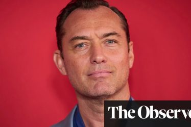 <h2>Le vrai visage de Jude Law enfin révélé: l'acteur se confie sur son image médiatique</h2><br />
<br />
L'acteur Jude Law a récemment fait des révélations surprenantes concernant l'image que les médias ont construite de lui au fil des années. Selon lui, le personnage public qu'il incarne n'est en réalité qu'une façade, bien loin de sa véritable identité. Voici les points clés de son interview :<br />
<br />
1. Jude Law exprime son désaccord avec l'image médiatique qui a été créée autour de sa personne.<br />
2. Il affirme que le personnage public qu'il incarne n'est pas représentatif de sa vraie personnalité.<br />
3. L'acteur se confie sur la pression médiatique et les conséquences sur sa vie personnelle.<br />
4. Jude Law appelle à une meilleure compréhension de sa véritable identité, loin des clichés et des préjugés.<br />
5. Cette interview exclusive révèle un aspect méconnu de l'acteur, qui souhaite se défaire de son image médiatique pour se concentrer sur son travail. - 6