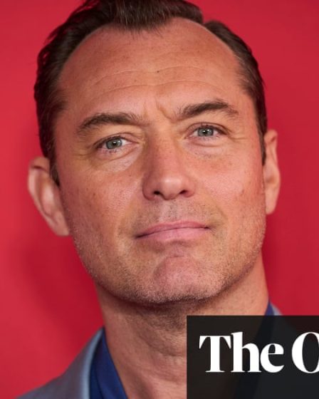 <h2>Le vrai visage de Jude Law enfin révélé: l'acteur se confie sur son image médiatique</h2><br />
<br />
L'acteur Jude Law a récemment fait des révélations surprenantes concernant l'image que les médias ont construite de lui au fil des années. Selon lui, le personnage public qu'il incarne n'est en réalité qu'une façade, bien loin de sa véritable identité. Voici les points clés de son interview :<br />
<br />
1. Jude Law exprime son désaccord avec l'image médiatique qui a été créée autour de sa personne.<br />
2. Il affirme que le personnage public qu'il incarne n'est pas représentatif de sa vraie personnalité.<br />
3. L'acteur se confie sur la pression médiatique et les conséquences sur sa vie personnelle.<br />
4. Jude Law appelle à une meilleure compréhension de sa véritable identité, loin des clichés et des préjugés.<br />
5. Cette interview exclusive révèle un aspect méconnu de l'acteur, qui souhaite se défaire de son image médiatique pour se concentrer sur son travail. 2 <h2>Le vrai visage de Jude Law enfin révélé: l'acteur se confie sur son image médiatique</h2><br />
<br />
L'acteur Jude Law a récemment fait des révélations surprenantes concernant l'image que les médias ont construite de lui au fil des années. Selon lui, le personnage public qu'il incarne n'est en réalité qu'une façade, bien loin de sa véritable identité. Voici les points clés de son interview :<br />
<br />
1. Jude Law exprime son désaccord avec l'image médiatique qui a été créée autour de sa personne.<br />
2. Il affirme que le personnage public qu'il incarne n'est pas représentatif de sa vraie personnalité.<br />
3. L'acteur se confie sur la pression médiatique et les conséquences sur sa vie personnelle.<br />
4. Jude Law appelle à une meilleure compréhension de sa véritable identité, loin des clichés et des préjugés.<br />
5. Cette interview exclusive révèle un aspect méconnu de l'acteur, qui souhaite se défaire de son image médiatique pour se concentrer sur son travail. - 1