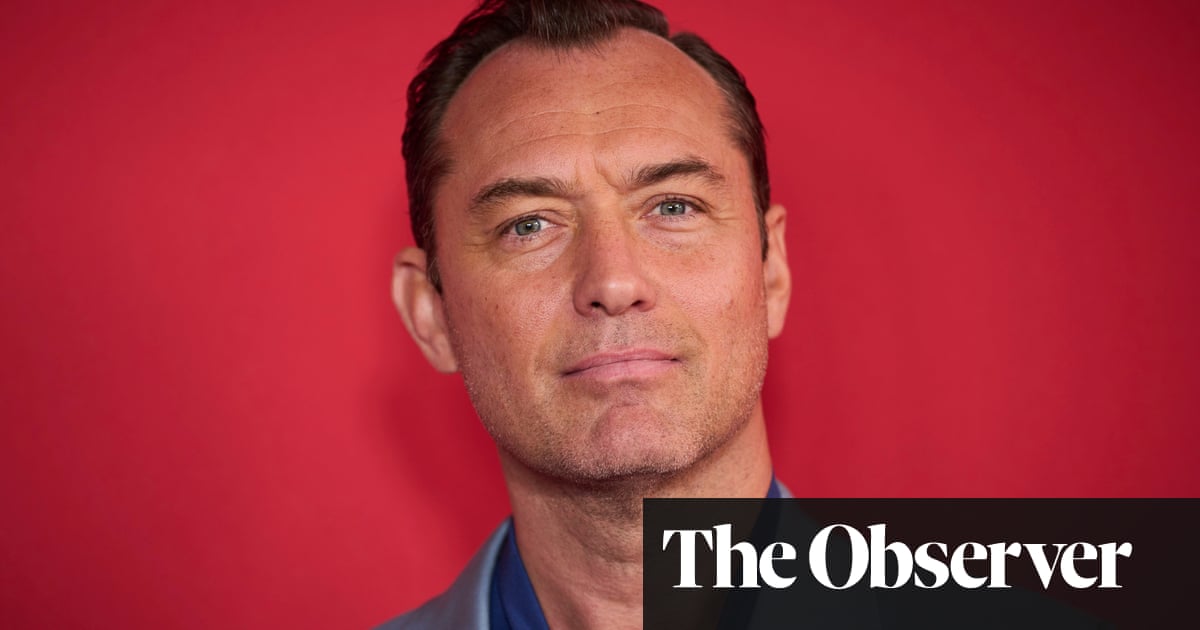 <h2>Le vrai visage de Jude Law enfin révélé: l'acteur se confie sur son image médiatique</h2><br />
<br />
L'acteur Jude Law a récemment fait des révélations surprenantes concernant l'image que les médias ont construite de lui au fil des années. Selon lui, le personnage public qu'il incarne n'est en réalité qu'une façade, bien loin de sa véritable identité. Voici les points clés de son interview :<br />
<br />
1. Jude Law exprime son désaccord avec l'image médiatique qui a été créée autour de sa personne.<br />
2. Il affirme que le personnage public qu'il incarne n'est pas représentatif de sa vraie personnalité.<br />
3. L'acteur se confie sur la pression médiatique et les conséquences sur sa vie personnelle.<br />
4. Jude Law appelle à une meilleure compréhension de sa véritable identité, loin des clichés et des préjugés.<br />
5. Cette interview exclusive révèle un aspect méconnu de l'acteur, qui souhaite se défaire de son image médiatique pour se concentrer sur son travail. 2 <h2>Le vrai visage de Jude Law enfin révélé: l'acteur se confie sur son image médiatique</h2><br />
<br />
L'acteur Jude Law a récemment fait des révélations surprenantes concernant l'image que les médias ont construite de lui au fil des années. Selon lui, le personnage public qu'il incarne n'est en réalité qu'une façade, bien loin de sa véritable identité. Voici les points clés de son interview :<br />
<br />
1. Jude Law exprime son désaccord avec l'image médiatique qui a été créée autour de sa personne.<br />
2. Il affirme que le personnage public qu'il incarne n'est pas représentatif de sa vraie personnalité.<br />
3. L'acteur se confie sur la pression médiatique et les conséquences sur sa vie personnelle.<br />
4. Jude Law appelle à une meilleure compréhension de sa véritable identité, loin des clichés et des préjugés.<br />
5. Cette interview exclusive révèle un aspect méconnu de l'acteur, qui souhaite se défaire de son image médiatique pour se concentrer sur son travail. - 1