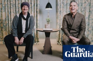 <br />
<br />
<h1>Robbie Williams : la célébrité, une drogue comme le LSD</h1><br />
<br />
<p>Le chanteur britannique Robbie Williams s'est récemment exprimé sur les effets de la célébrité, la réussite, sa sexualité et son personnage de film simiesque. Selon lui, la célébrité peut agir comme une drogue, comparable au LSD, et avoir des conséquences sur sa vie personnelle et professionnelle.</p><br />
<br />
<h2>Points importants :</h2><br />
<ul><br /> <li>Robbie Williams parle des effets de la célébrité sur sa vie</li><br /> <li>Il évoque sa sexualité et son parcours professionnel</li><br /> <li>Le chanteur fait référence à son personnage simiesque dans un film</li><br />
</ul><br />
<br /> - 2