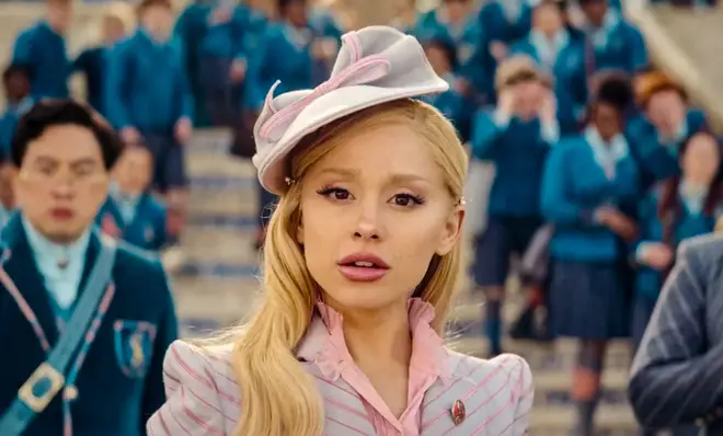 Ariana Grande de Wicked dit que sa voix pourrait ressembler à celle de Glinda pour toujours 6 Ariana Grande dans le rôle de Glinda dans Wicked