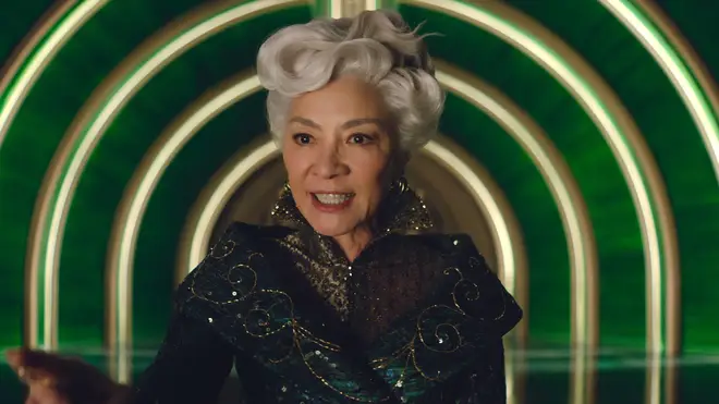 Michelle Yeoh de Wicked laisse tomber le spoiler de la partie 2 dans le clip viral des Golden Globes 7 Les cheveux de Michelle Yeoh dans Wicked sont un œuf de Pâques pour la deuxième partie