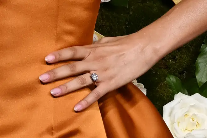 Zendaya est-elle fiancée ? Regardons de plus près sa bague des Golden Globes et son nouveau tatouage « t » 4 Regardons de plus près la bague Golden Globe de Zendaya