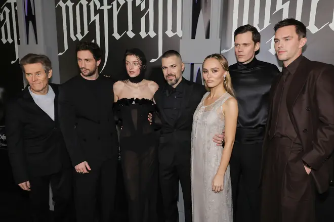Nicholas Hoult et Lily-Rose Depp admettent que Nosferatu leur avait fait peur IRL 5 Le casting de Nosferatu à l'avant-première hollywoodienne