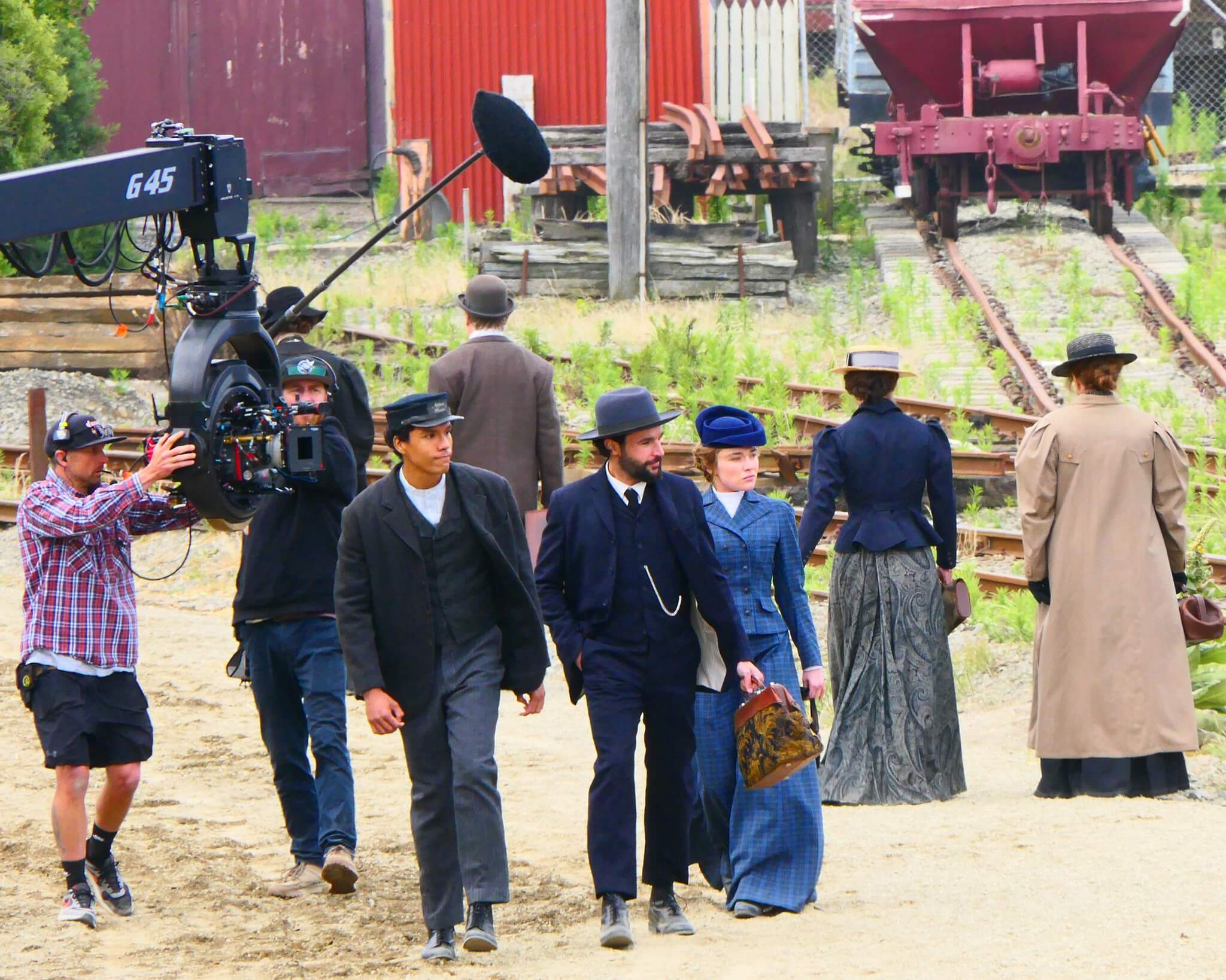 Florence Pugh sur le tournage d'East Of Eden Florence Pugh sur le tournage d'East Of Eden