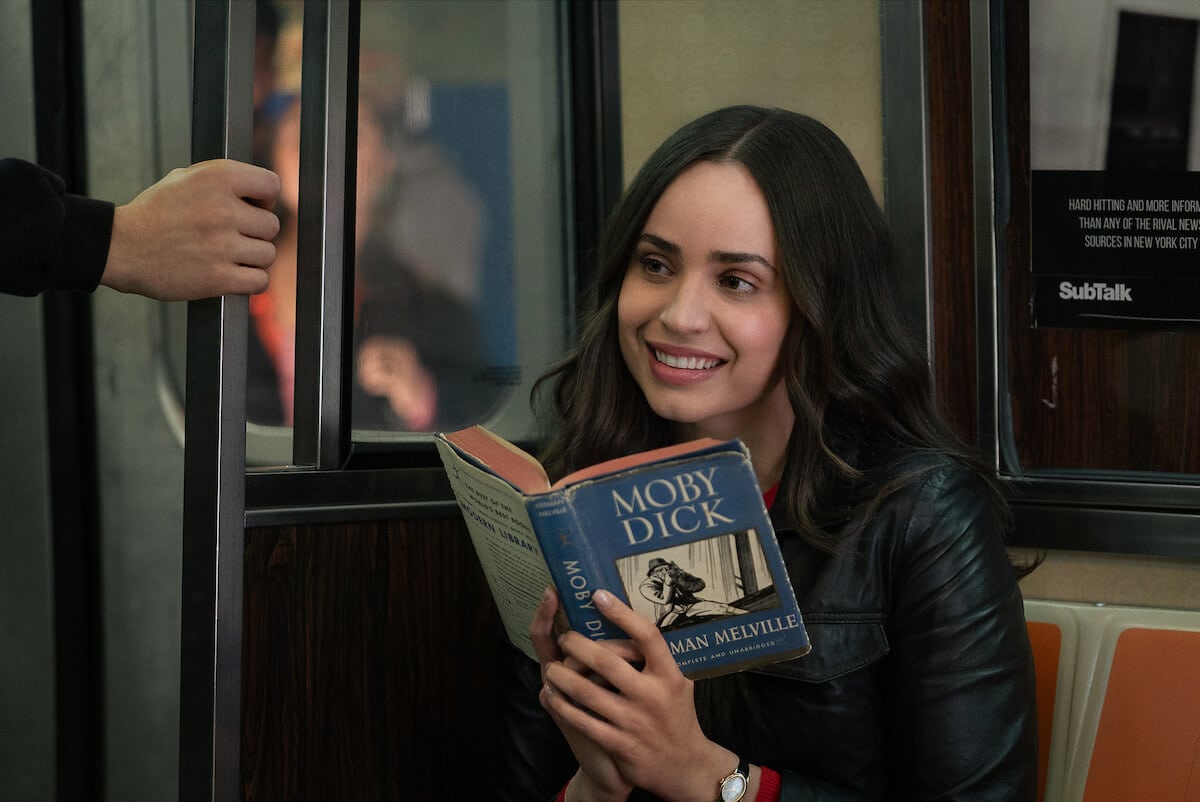 Devriez-vous regarder le cinquième film de Netflix de Sofia Carson? 7 Sofia Carson Reading Moby Dick dans la liste de vie