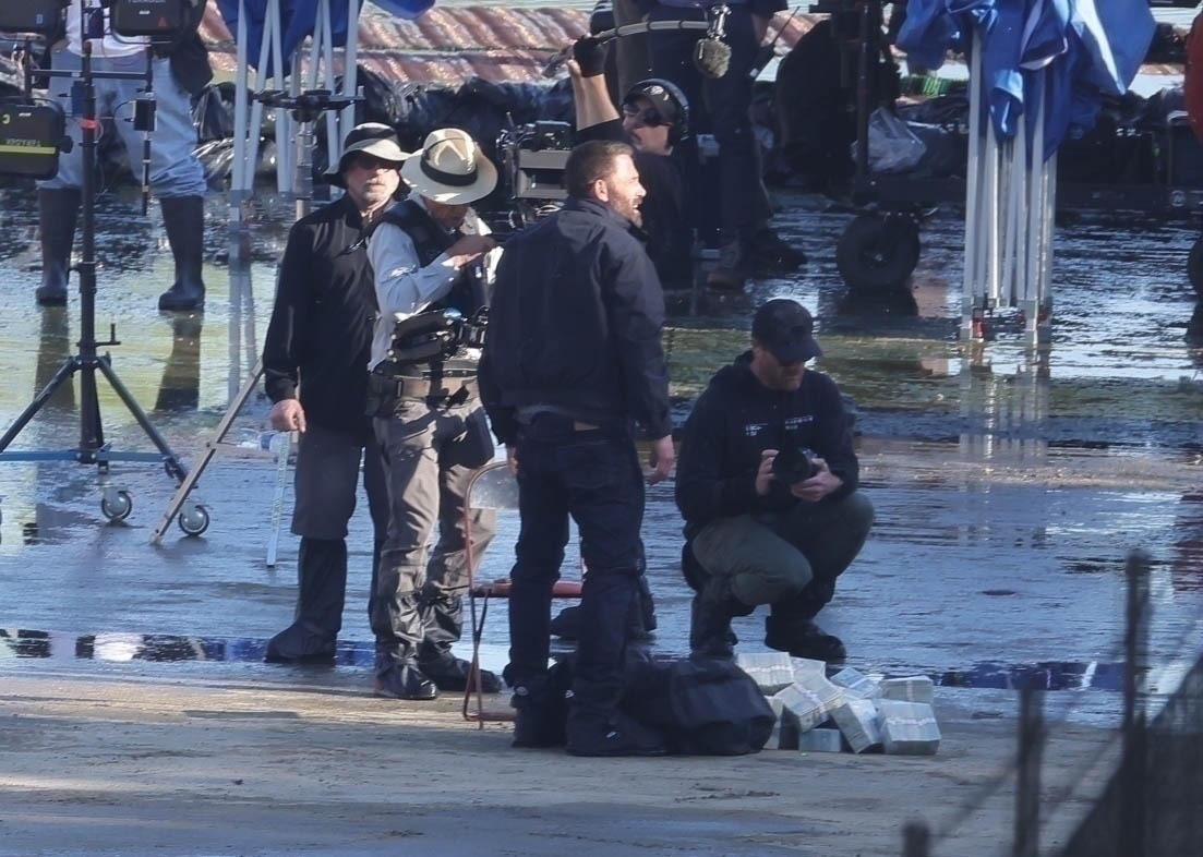 Regardez d'abord les plus grands films Netflix à venir en 2026 19 * Premium exclusif * Ben Affleck, Helena Barrett et Luis Gerardo Méndez Scène de tournage dramatique à La River