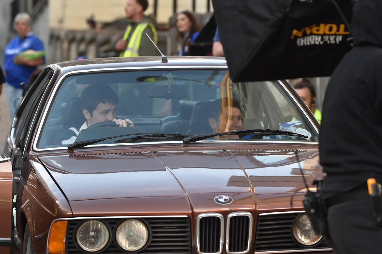 10 nouveaux Netflix montrent avoir sur votre radar pour 2026 20 * Exclusif * * strictement pas disponible pour un courrier quotidien en ligne Utilisation * Les acteurs Tom Hughes, Johnny Haris et Paddy Rowen ont vu le tournage de la nouvelle émission de télévision `` Legends '' à l'hôtel Adelphi à Liverpool