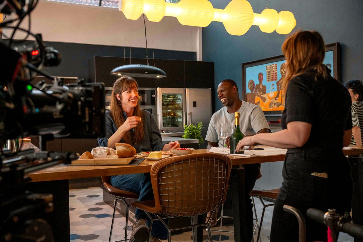 Omar Sy Rom-Com est rapide avec la séduction, lent avec les surprises 4 Lover français RedIm2