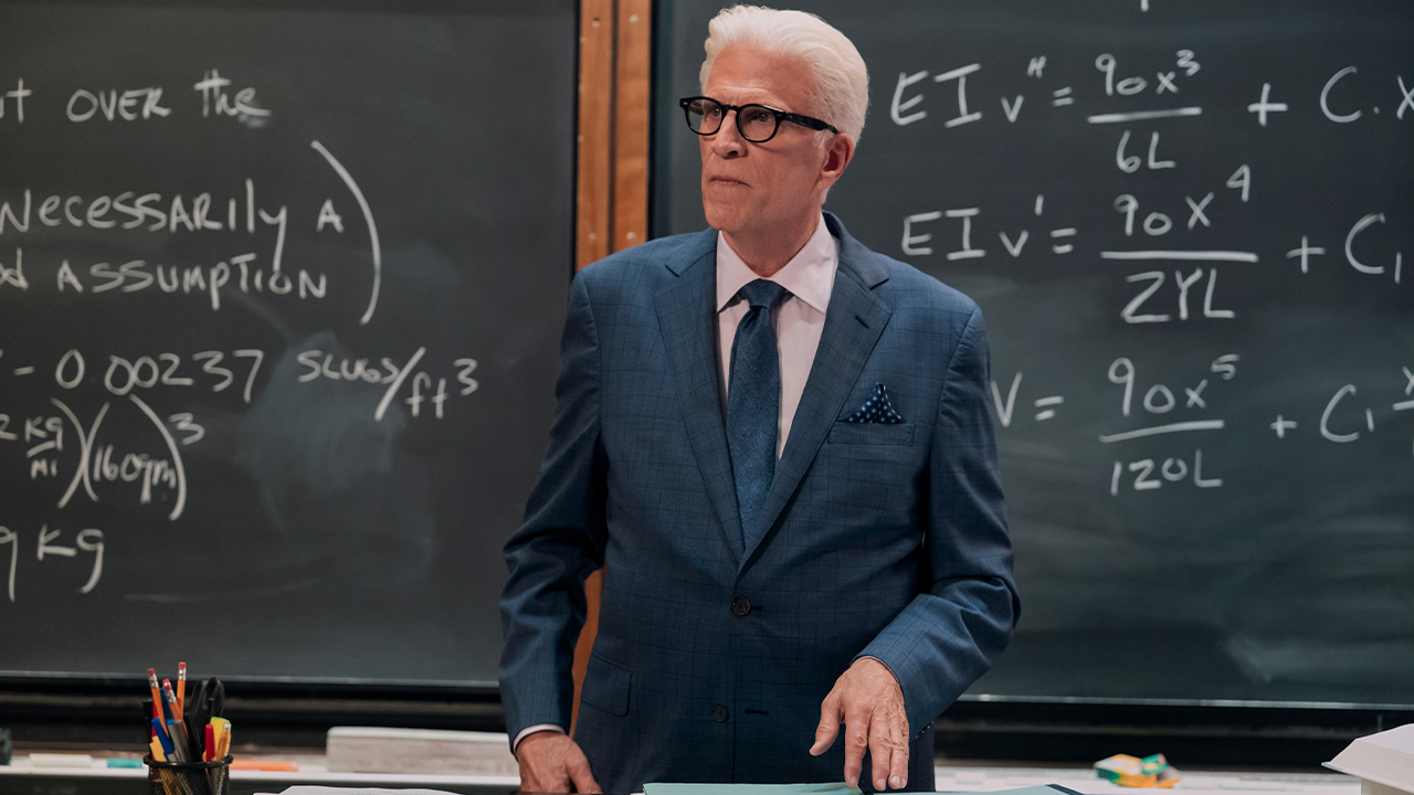 Le professeur Ted Danson donne un premier aperçu d'un homme à l'intérieur de la version S2 de novembre 2025