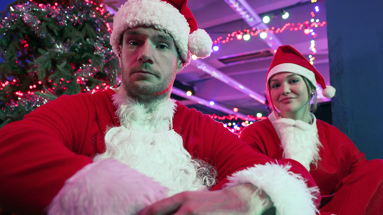 Le film de Noël de Netflix maintient la séquence chaude de 2025 en vie 2 Le film de Noël de Netflix maintient la séquence chaude de 2025 en vie - 1
