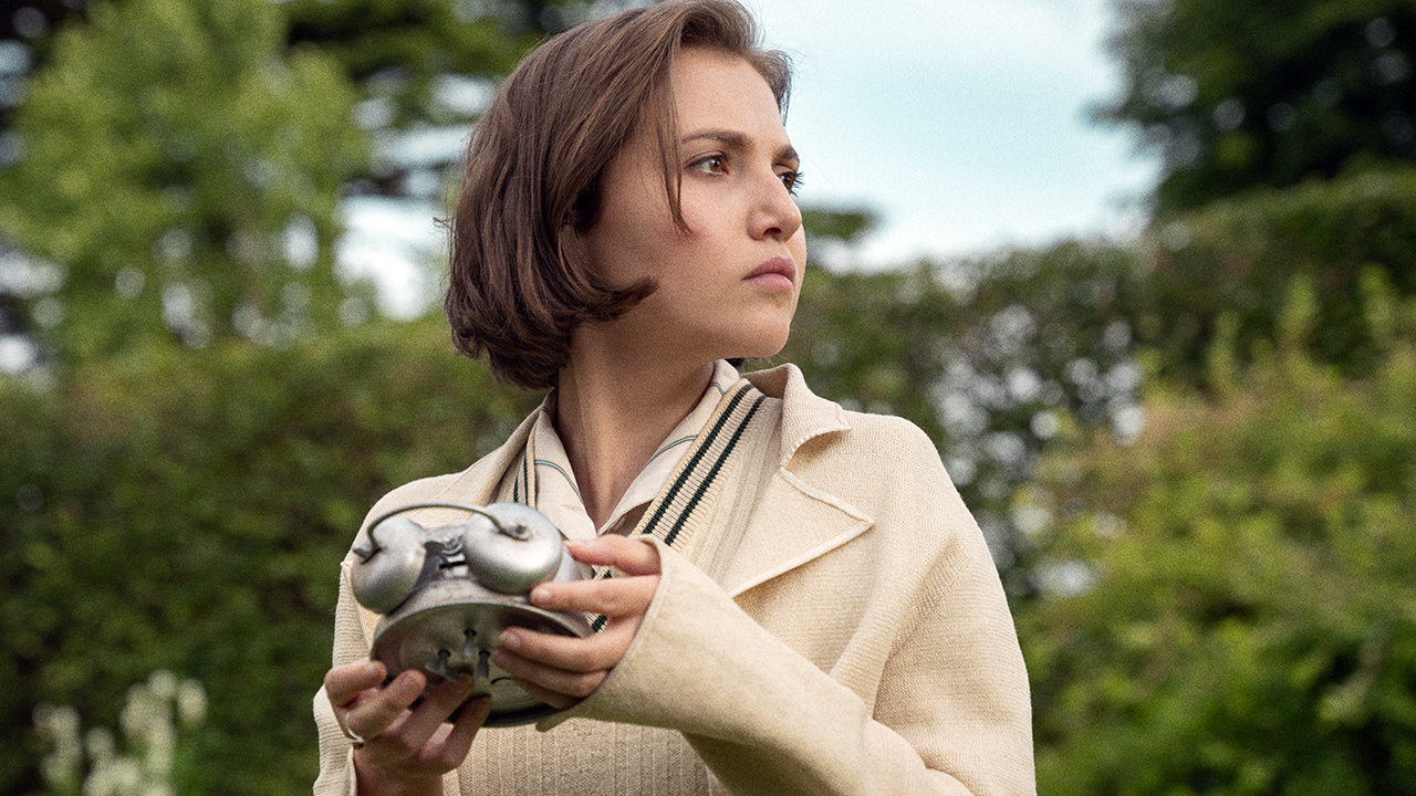 Les sept cadrans d'Agatha Christie sont un mystère Netflix court et élégant qui mérite d'être résolu 2 Les sept cadrans d'Agatha Christie sont un mystère Netflix court et élégant qui mérite d'être résolu - 1