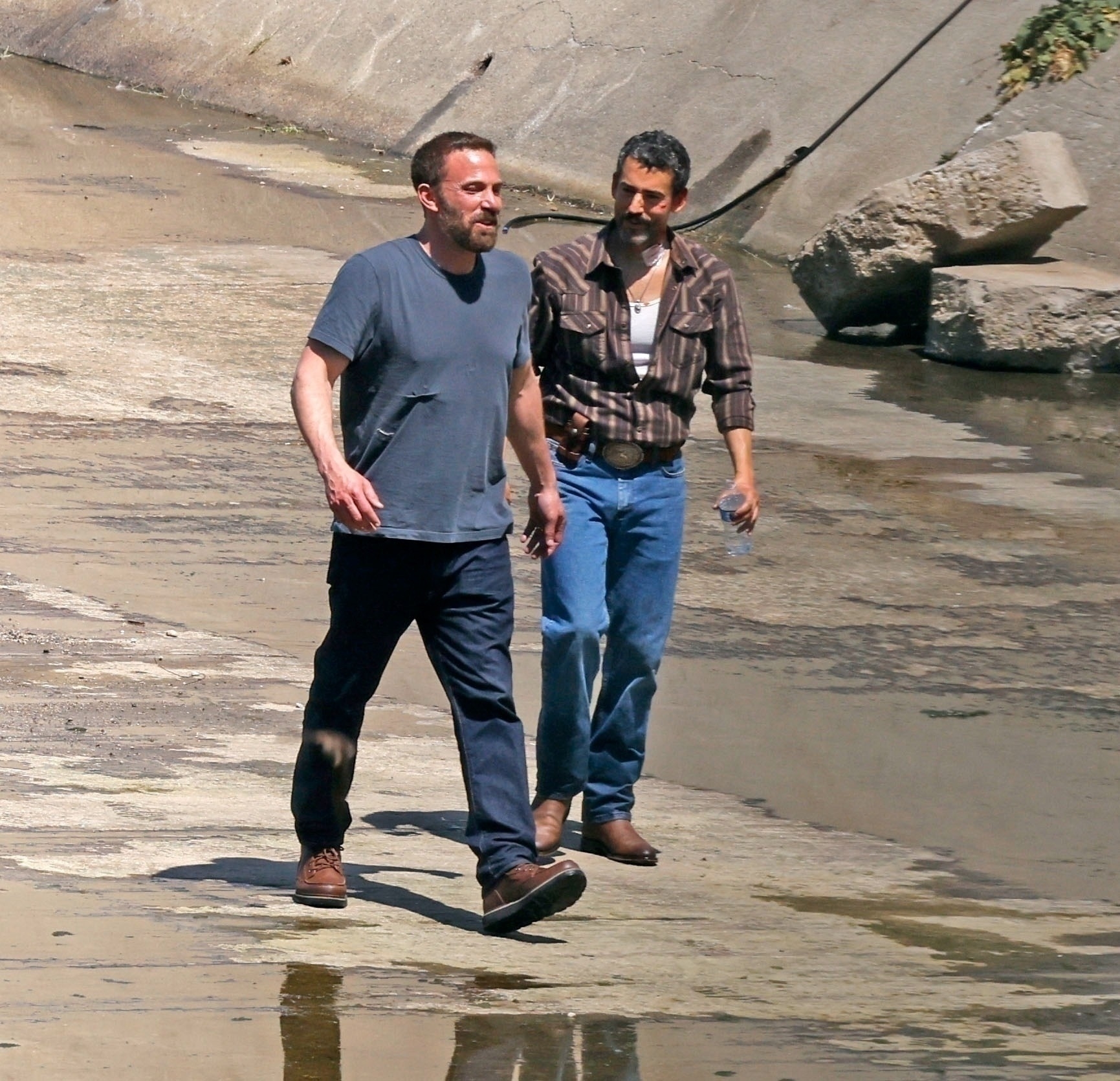 *Exclusivité Premium* Ben Affleck, Helena Barrett et Luis Gerardo Méndez filment une scène de fusillade dramatique à La River