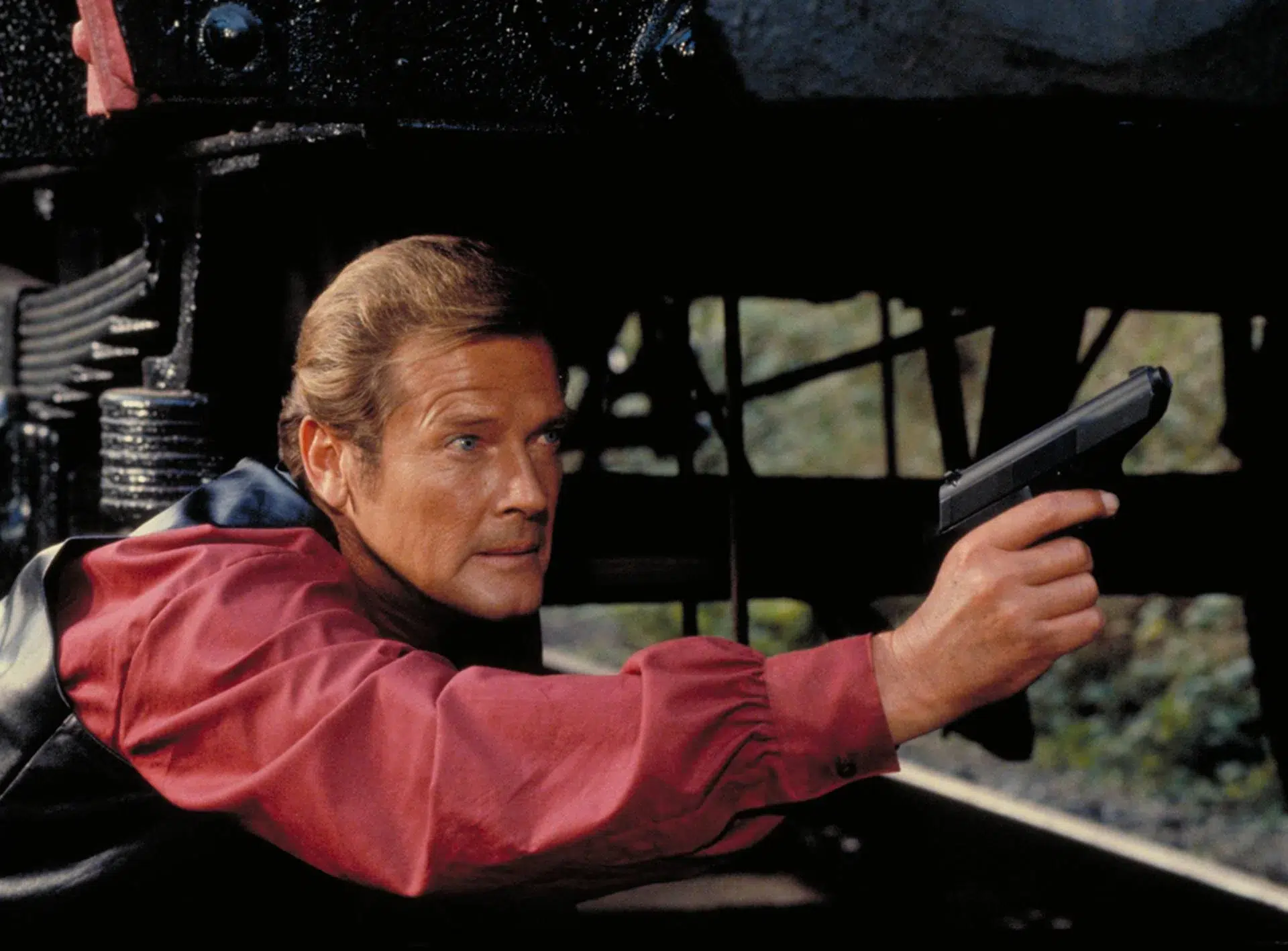 Roger Moore dans le rôle de James Bood. Roger Moore dans le rôle de James Bood.