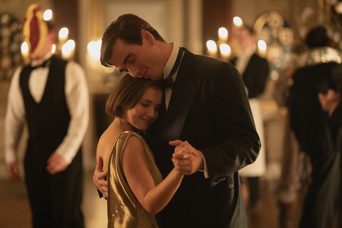 Les sept cadrans d'Agatha Christie sont un mystère Netflix court et élégant qui mérite d'être résolu 3 Premier aperçu de Sevendials Image 8